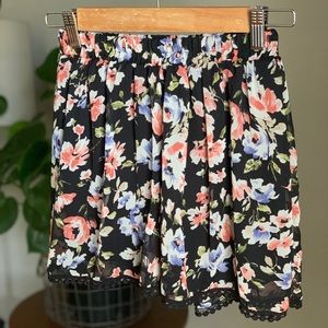 Floral chiffon overlay shorts with lace hemline